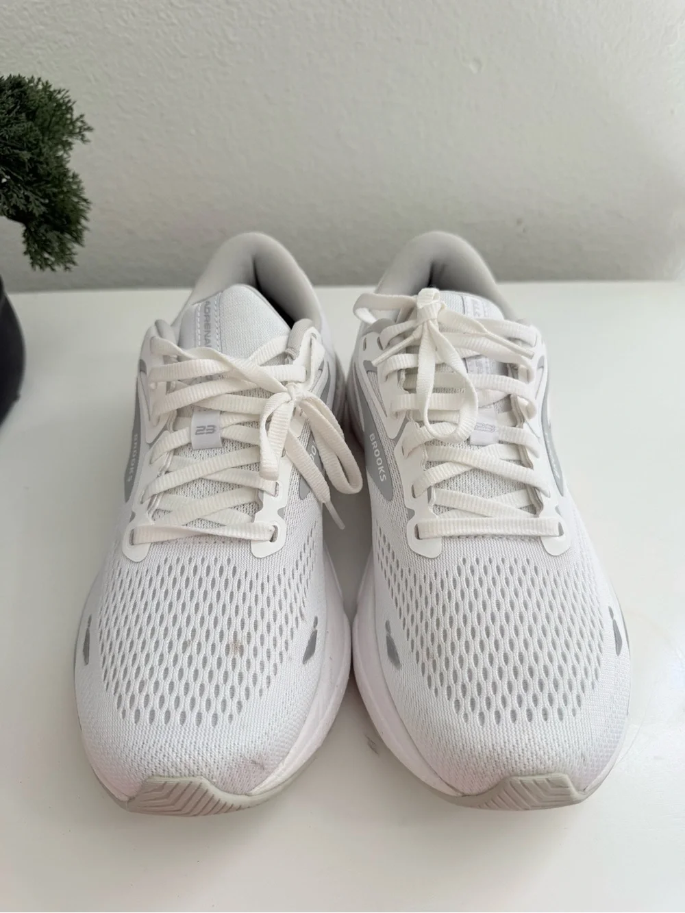 Brooks Adrenaline GTS 23 Women size 9 White and Light Gray Running Shoes - Picture 2 of 9